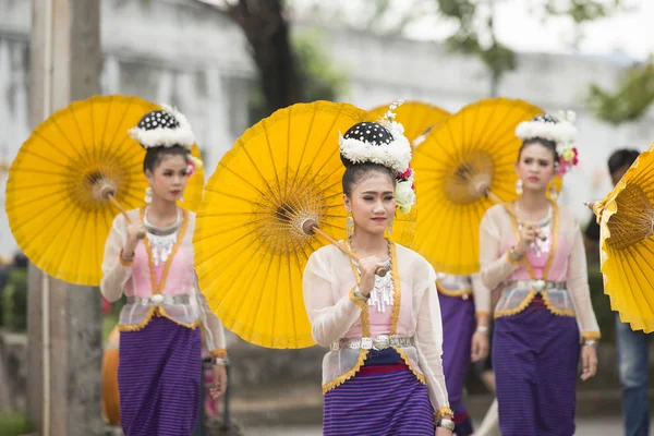 Tradititional 北タイ東北部のイサーンでブリラム市 Satuek 町のムン川でのロングボートのレースでの伝統的なタイ舞踊 ブリラム 2017 — ストック写真