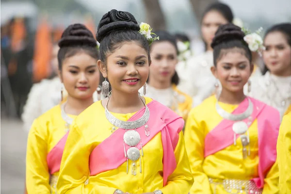 Tradititional 北タイ東北部のイサーンでブリラム市 Satuek 町のムン川でのロングボートのレースでの伝統的なタイ舞踊 ブリラム 2017 — ストック写真