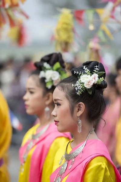 传统的泰国舞蹈在 Tradititional 朗博特岛比赛在 Satuek 镇的城门河北部的城市武里公羊在泰国东北部 布里兰 2017年11月 — 图库照片