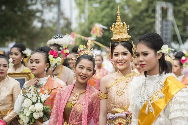 传统的泰国舞蹈在 Tradititional 朗博特岛比赛在 Satuek 镇的城门河北部的城市武里公羊在泰国东北部 布里兰 2017年11月 — 图库照片