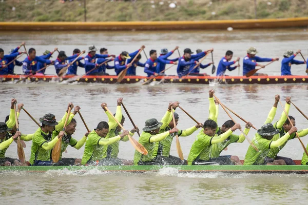 tradititional Satuek kasaba kuzeyinde şehir Buri Ram Isan kuzeydoğu Tayland'Mun Nehri Longboat yarışı. Tayland, Buriram, Kasım, 2017.