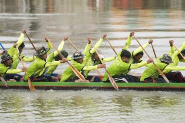 tradititional Satuek kasaba kuzeyinde şehir Buri Ram Isan kuzeydoğu Tayland'Mun Nehri Longboat yarışı. Tayland, Buriram, Kasım, 2017.