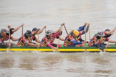 tradititional Satuek kasaba kuzeyinde şehir Buri Ram Isan kuzeydoğu Tayland'Mun Nehri Longboat yarışı. Tayland, Buriram, Kasım, 2017.