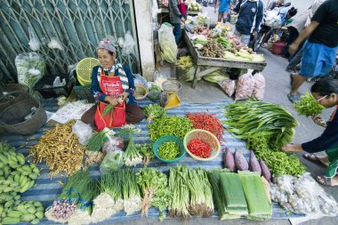 marketstreet şehrin Buri Ram Isan kuzeydoğu Tayland gıda pazarında, sebze. Tayland, Buriram, Kasım, 2017.