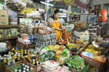 baharat ve köri, şehrin Buri Ram Isan kuzeydoğu Tayland gıda pazarında, marketstreet. Tayland, Buriram, Kasım, 2017.