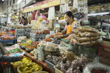 baharat ve köri, şehrin Buri Ram Isan kuzeydoğu Tayland gıda pazarında, marketstreet. Tayland, Buriram, Kasım, 2017.