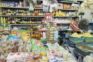 baharat ve köri, şehrin Buri Ram Isan kuzeydoğu Tayland gıda pazarında, marketstreet. Tayland, Buriram, Kasım, 2017.