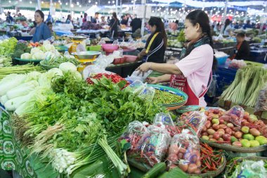 marketstreet şehrin Buri Ram Isan kuzeydoğu Tayland gıda pazarında, sebze. Tayland, Buriram, Kasım, 2017.