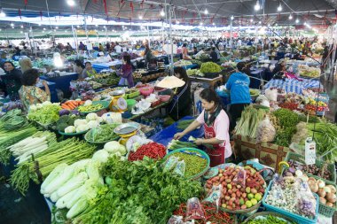 marketstreet şehrin Buri Ram Isan kuzeydoğu Tayland gıda pazarında, sebze. Tayland, Buriram, Kasım, 2017.