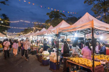 Nightmarket ve şehrin Buri Ram Isan kuzeydoğu Tayland'ın marketstreet. Tayland, Buriram, Kasım, 2017.