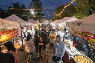 Nightmarket ve şehrin Buri Ram Isan kuzeydoğu Tayland'ın marketstreet. Tayland, Buriram, Kasım, 2017.