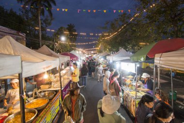 Nightmarket ve şehrin Buri Ram Isan kuzeydoğu Tayland'ın marketstreet. Tayland, Buriram, Kasım, 2017.