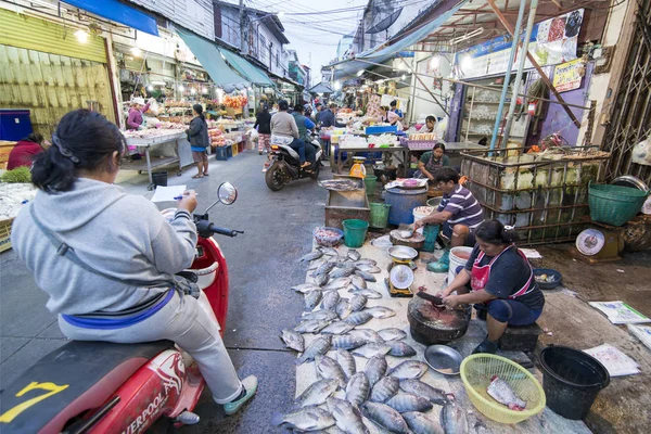 シーフード都市タイ東北部のイサーンでブリラムの食品市場で ブリラム 2017 — ストック写真