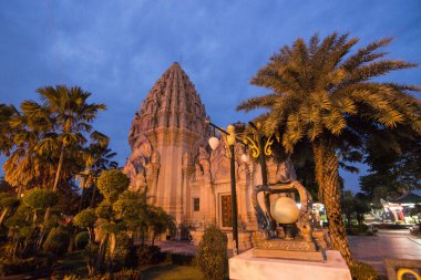Şehir ayağı tapınak Buriram kuzeydoğu Tayland Isan Buri Ram il, şehir merkezinde. Tayland, Buriram, Kasım, 2017.