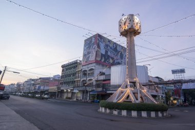 Saat Kulesi Buriram kuzeydoğu Tayland Isan Buri Ram il, şehir merkezinde. Tayland, Buriram, Kasım, 2017.