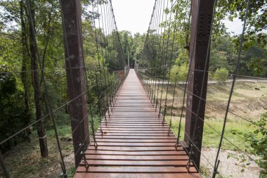 köprünün diğer tarafında Buriram şehir Isan kuzeydoğu Tayland Buri Ram il çevre Khao Kradong forest park, volkanik krater. Tayland, Buriram, Kasım, 2017.