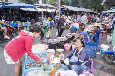 Balık ve deniz ürünleri gıda Market Satuek kasaba kuzeyinde şehir Buri Ram Isan kuzeydoğu Tayland'ın. Tayland, Buriram, Kasım, 2017.