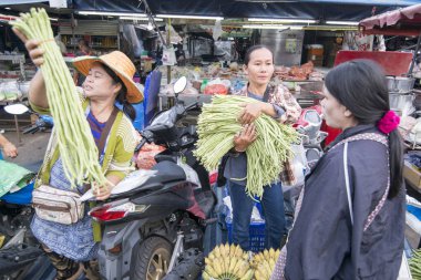  Balık ve sebze gıda Market Satuek kasaba kuzeyinde şehir Buri Ram Isan kuzeydoğu Tayland'ın. Tayland, Buriram, Kasım, 2017.