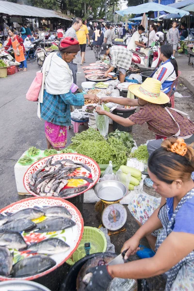 魚と北タイ東北部のイサーンでブリラム市 Satuek 町の食品市場で野菜 ブリラム 2017 — ストック写真