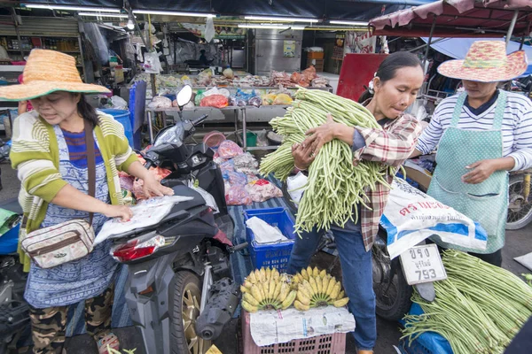 在泰国东北部的 Satuek 镇的食品市场上的鱼和蔬菜在城市武里的 Ram 布里兰 2017年11月 — 图库照片