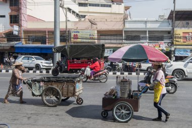 Kuzey Tayland 'ın Chiang Rai Eyaleti' ndeki Mae Sai sınırındaki Myanmar sınırına giden ana yol. Tayland, Mae Sai, Kasım 2019