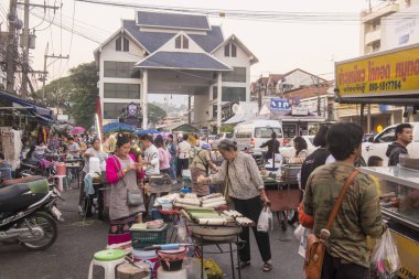 Kuzey Tayland 'ın Chiang Rai Eyaleti' ndeki Mae Sai sınırındaki Thai Sınırı 'nın önündeki Gece Pazarı ve Sınır Pazarı. Tayland, Mae Sai, Kasım 2019