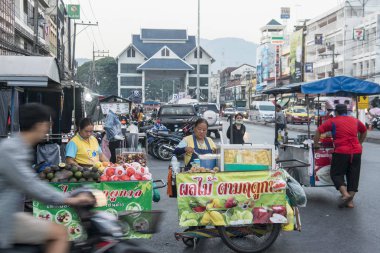 Kuzey Tayland 'ın Chiang Rai Eyaleti' ndeki Mae Sai sınırındaki Thai Sınırı 'nın önündeki Gece Pazarı ve Sınır Pazarı. Tayland, Mae Sai, Kasım 2019