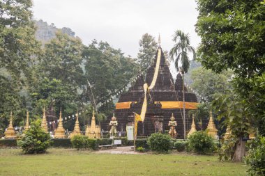 Wat Tham Pla 'daki eski taş stupa ya da Kuzey Tayland' ın Chiang Rai Eyaleti 'ndeki Myanmar sınırındaki Mae Sai kasabası yakınlarındaki maymun tapınağı. Tayland, Mae Sai, Kasım 2019