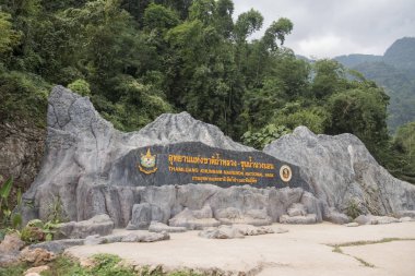 Kuzey Tayland 'ın Chiang Rai eyaletindeki Mae Sai sınırındaki Tham Luang mağarasının girişi. Tayland, Mae Sai, Kasım 2019