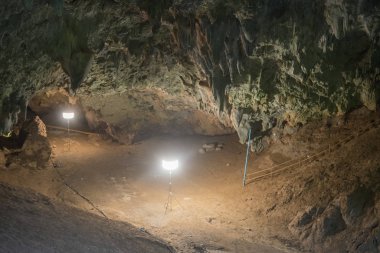 Kuzey Tayland 'ın Chiang Rai eyaletindeki Mae Sai sınırındaki Tham Luang mağarasının girişi. Tayland, Mae Sai, Kasım 2019
