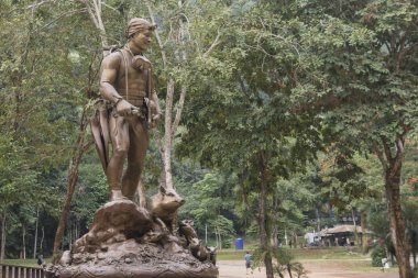 Kuzey Tayland 'ın Chiang Rai Eyaleti' nde Mae Sai kasabası yakınlarındaki Tham Luang mağarasının girişindeki müze. Tayland, Mae Sai, Kasım 2019
