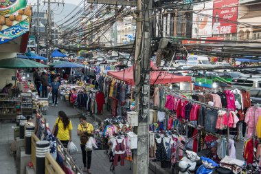 Kuzey Tayland 'ın Chiang Rai Eyaleti' ndeki Mae Sai sınırındaki Thai Sınırı 'nın önündeki Gece Pazarı ve Sınır Pazarı. Tayland, Mae Sai, Kasım 2019