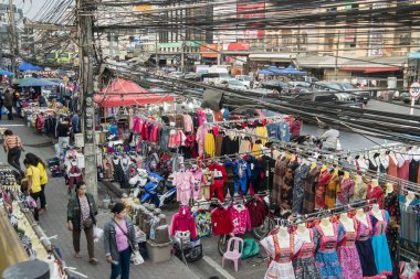 Kuzey Tayland 'ın Chiang Rai Eyaleti' ndeki Mae Sai sınırındaki ana yolda Myanmar sınırına kadar elektrik hatları var. Tayland, Mae Sai, Kasım 2019