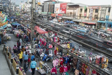 Kuzey Tayland 'ın Chiang Rai Eyaleti' ndeki Mae Sai sınırındaki ana yolda Myanmar sınırına kadar elektrik hatları var. Tayland, Mae Sai, Kasım 2019