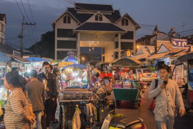 Kuzey Tayland 'ın Chiang Rai Eyaleti' ndeki Mae Sai sınırındaki Thai Sınırı 'nın önündeki Gece Pazarı ve Sınır Pazarı. Tayland, Mae Sai, Kasım 2019