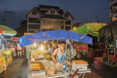 Kuzey Tayland 'ın Chiang Rai Eyaleti' ndeki Mae Sai sınırındaki Thai Sınırı 'nın önündeki Gece Pazarı ve Sınır Pazarı. Tayland, Mae Sai, Kasım 2019