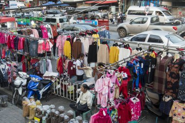Kuzey Tayland 'ın Chiang Rai Eyaleti' ndeki Mae Sai sınırındaki Thai Sınırı 'nın önündeki Gece Pazarı ve Sınır Pazarı. Tayland, Mae Sai, Kasım 2019