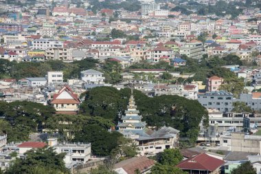 Kuzey Tayland 'ın Chiang Rai Eyaleti' nde Tayland sınırındaki Mae Sai kasabasına Myanmar 'ın Tachlieik kasabasının şehir manzarası. Tayland, Mae Sai, Kasım 2019