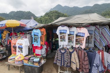 Kuzey Tayland 'ın Chiang Rai Eyaleti' ndeki Mae Sai sınırı yakınlarındaki Tham Luang mağarasının girişindeki hediyelik eşya dükkanı. Tayland, Mae Sai, Kasım 2019