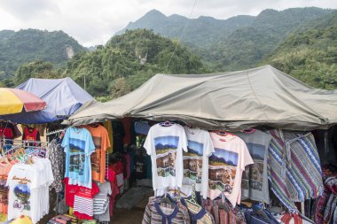 Kuzey Tayland 'ın Chiang Rai Eyaleti' ndeki Mae Sai sınırı yakınlarındaki Tham Luang mağarasının girişindeki hediyelik eşya dükkanı. Tayland, Mae Sai, Kasım 2019