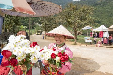 Kuzey Tayland 'ın Chiang Rai Eyaleti' ndeki Mae Sai sınırı yakınlarındaki Tham Luang mağarasının girişindeki hediyelik eşya dükkanı. Tayland, Mae Sai, Kasım 2019