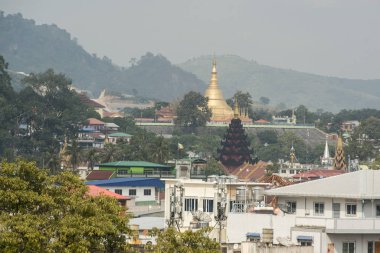 Kuzey Tayland 'ın Chiang Rai Eyaleti' nde Tayland sınırındaki Mae Sai kasabasına Myanmar 'ın Tachlieik kasabasının şehir manzarası. Tayland, Mae Sai, Kasım 2019