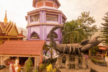 Kuzey Tayland 'ın Chiang Rai Eyaleti' ndeki Mae Sai sınırındaki Doi Wao Tapınağı 'ndaki Akrep Anıtı. Tayland, Mae Sai, Kasım 2019