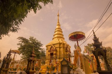 Kuzey Tayland 'ın Chiang Rai eyaletinde Mae Sai sınırındaki Mae Sai kasabasındaki Wat Phra That Doi Wao Tapınağı. Tayland, Mae Sai, Kasım 2019