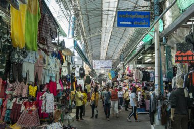 Kuzey Tayland 'ın Chiang Rai Eyaleti' ndeki Mae Sai sınırındaki Thai Sınırı 'nın önündeki Gece Pazarı ve Sınır Pazarı. Tayland, Mae Sai, Kasım 2019