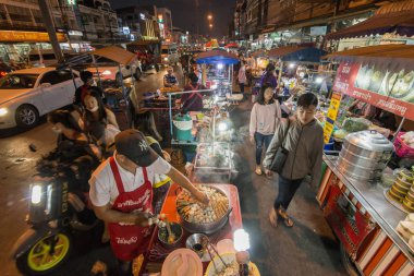 Kuzey Tayland 'ın Chiang Rai Eyaleti' ndeki Mae Sai sınırındaki Thai Sınırı 'nın önündeki Gece Pazarı ve Sınır Pazarı. Tayland, Mae Sai, Kasım 2019