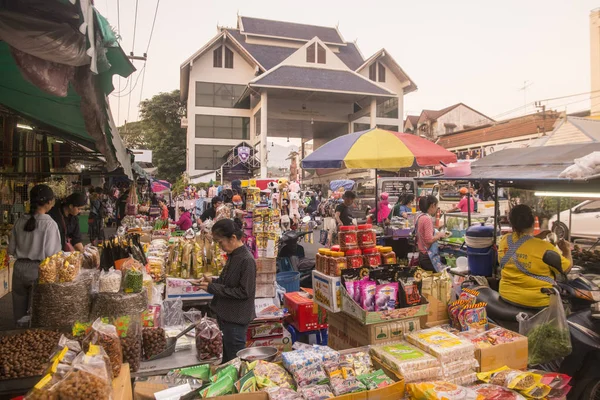 タイ国境前のナイトマーケットとボーダーマーケットタイ北部のチェンライ省のミャンマー国境にあるメイ サイの町 2019年11月 — ストック写真