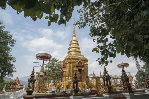 Kuzey Tayland 'ın Chiang Rai eyaletinde Mae Sai sınırındaki Mae Sai kasabasındaki Wat Phra That Doi Wao Tapınağı. Tayland, Mae Sai, Kasım 2019