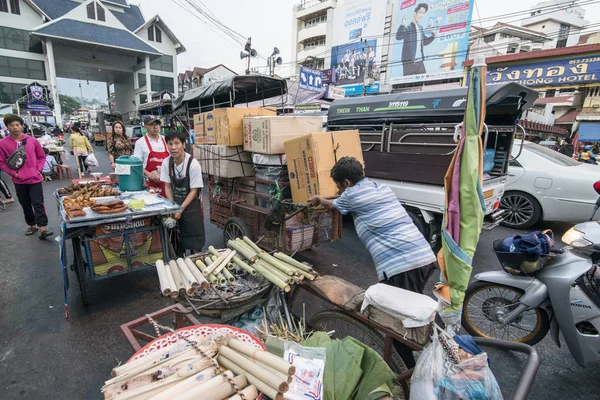 タイ国境に向かう途中の商品の輸出入タイ国境の前 タイ北部のチェンライ県のミャンマー国境のメイ サイ町 2019年11月 — ストック写真