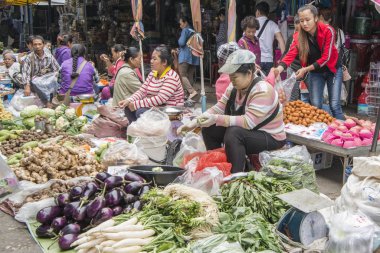Kuzey Tayland 'ın Chiang Rai eyaletindeki Mae Sai sınırındaki yiyecek pazarından Myanmar' a kadar taze sebzeler. Tayland, Mae Sai, Kasım 2019